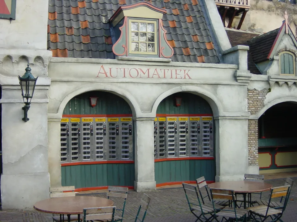ADM-snackautomaten in de gedecoreerde automatiekgevel van de Efteling