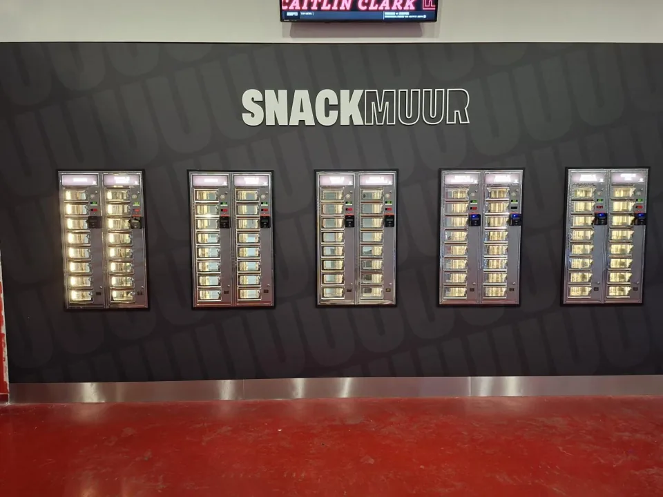De ADM snackmuur met vijf dubbele opstellingen in Stadion Galgenwaard bij FC Utrecht