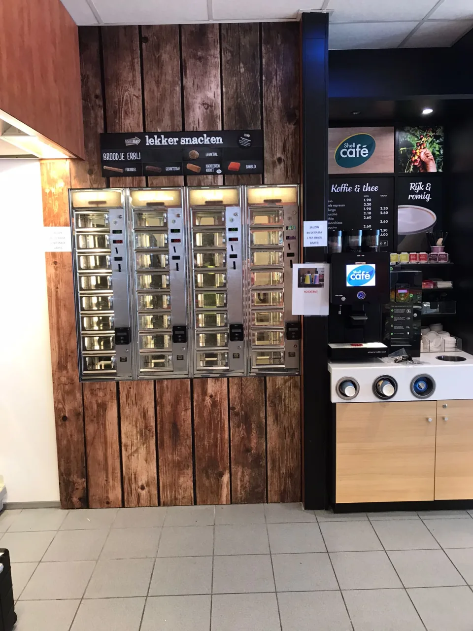 ADM-snackautomaten in een houten ombouw naast de koffievoorziening bij Shell Café