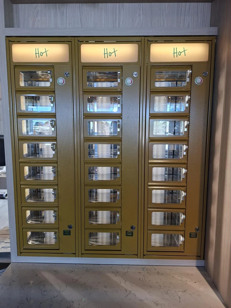 Drie ADM-automaten met gekleurde fronten en eigen tekstplaten met de tekst Hot