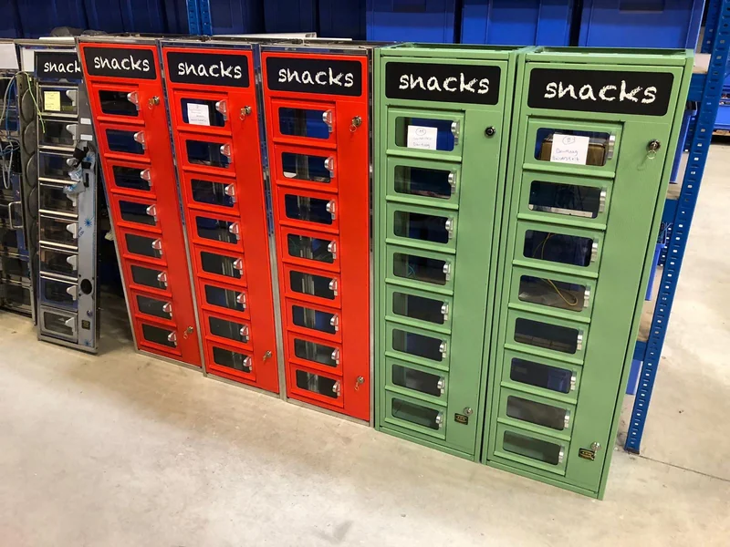 ADM-automaten met rode en groene fronten en zwarte tekstplaten met de tekst snacks