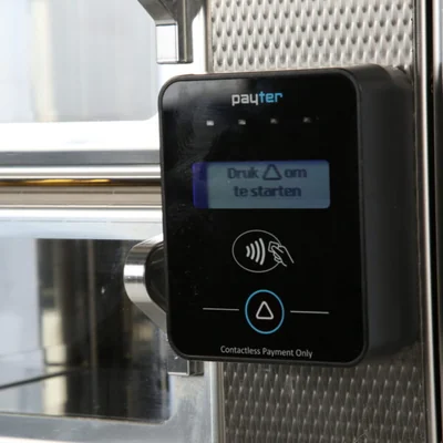 Voorbeeld van een contactloze betaalterminal op een ADM-automaat