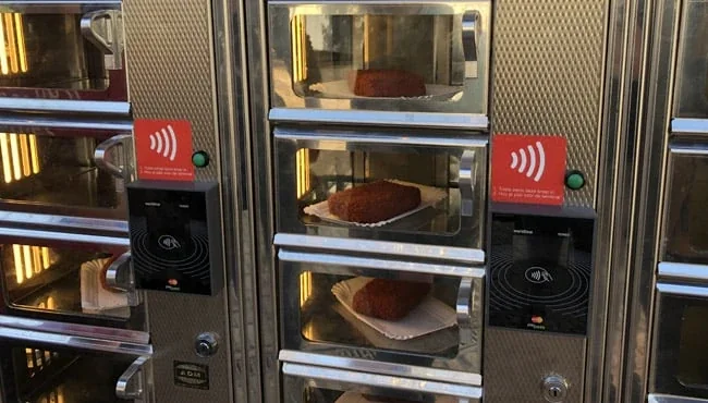Detail van een snackluik en contactloze betaalterminal bij De Steenbok in de Efteling