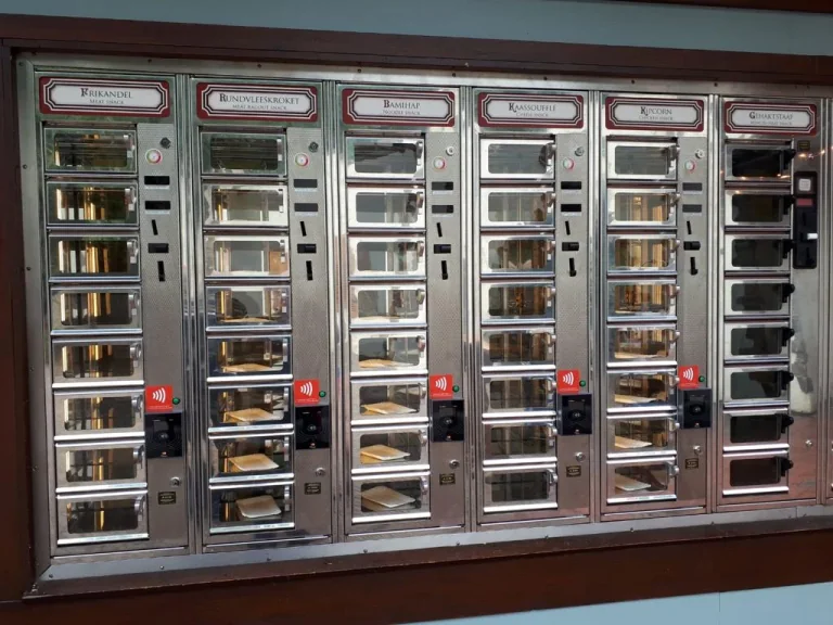 Een rij ingebouwde ADM-loketautomaten met meerdere snackvakken in de Efteling