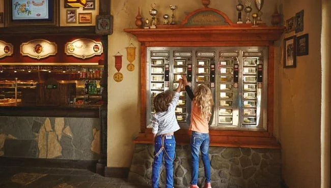 Bezoekers kiezen snacks bij de automatiek van De Steenbok in de Efteling