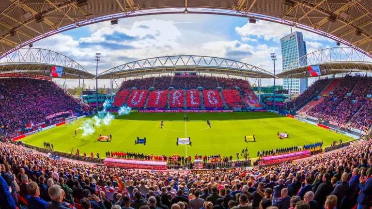 Supporters op de tribunes van Stadion Galgenwaard met een rood-witte UTREG-choreografie