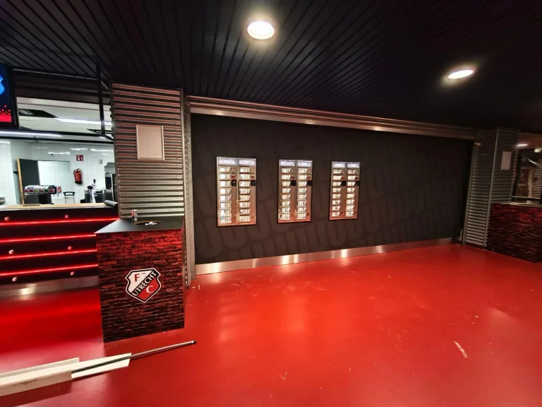 ADM-snackautomaten naast de bemande balie van een FC Utrecht-horecapunt in Stadion Galgenwaard