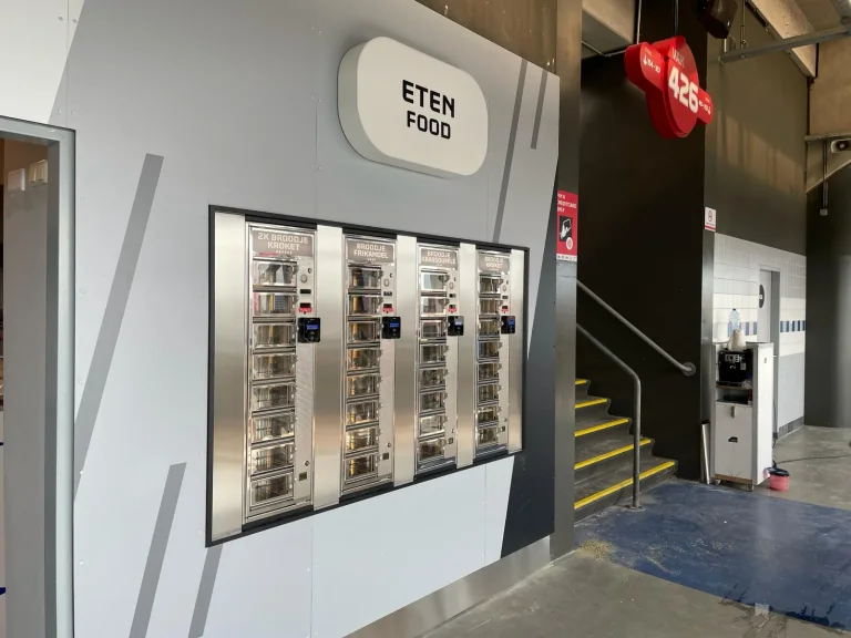 Vier ADM-loketautomaten in een ingebouwde snackwand naast de trap in de Johan Cruijff ArenA