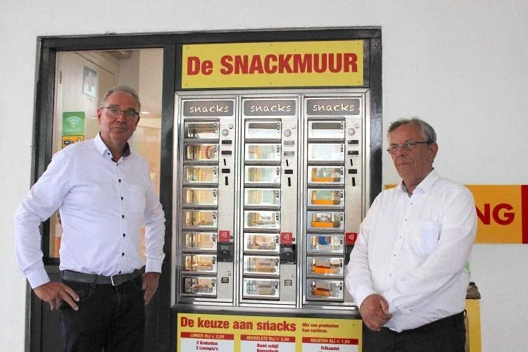 Hans van Engelen van ADM en Jan Mastebroek bij de buiten geplaatste snackmuur in Hardenberg