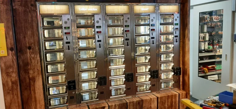 ADM-snackautomaten in een houten ombouw bij Shell Apeldoorn