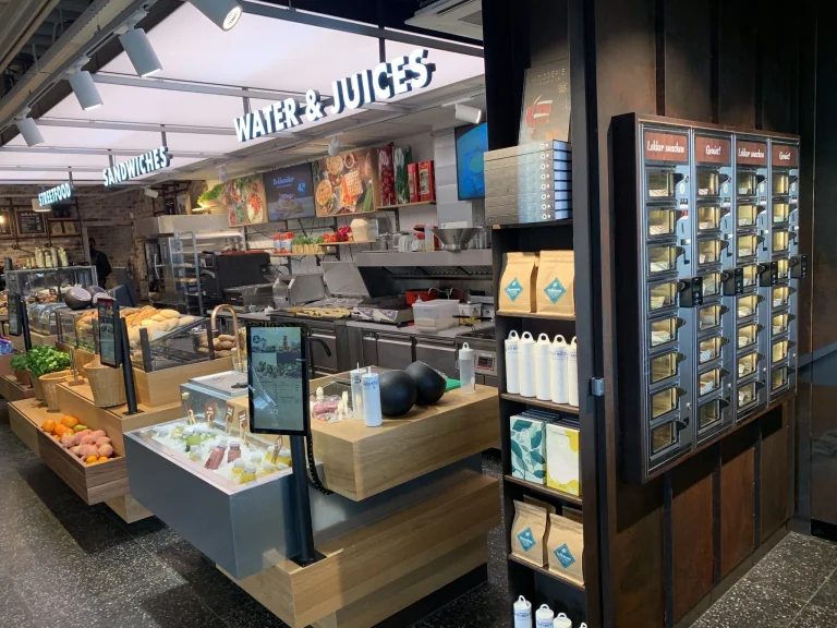Een ADM-snackwand naast de counter en het aanbod in een Shell-shop