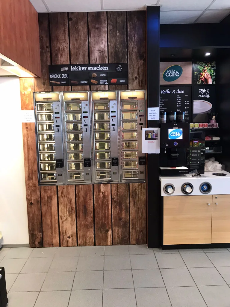 ADM-loketautomaten naast de koffievoorziening bij Shell Klazienaveen