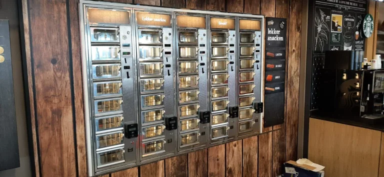 Ingebouwde ADM-snackwand met meerdere loketautomaten bij Shell Sprang-Capelle