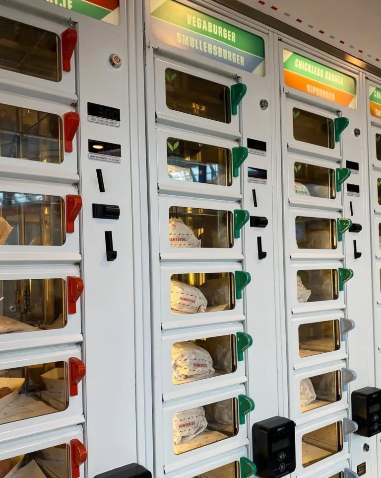 Witte ADM-automaten bij Smullers met gekleurde productplaten, herkenbare vakgrepen en contactloze betaalterminals